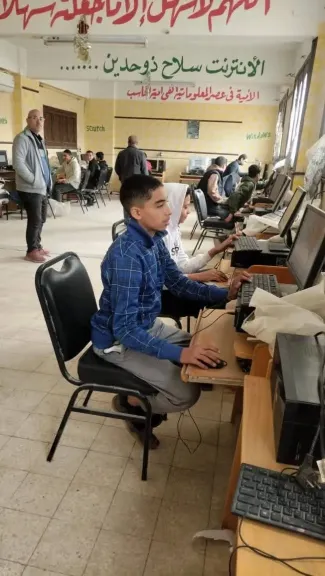 طلاب «أولى ثانوي أزهري» يؤدون  امتحان البرمجة والذكاء الاصطناعي عبر منصة «Sprix»