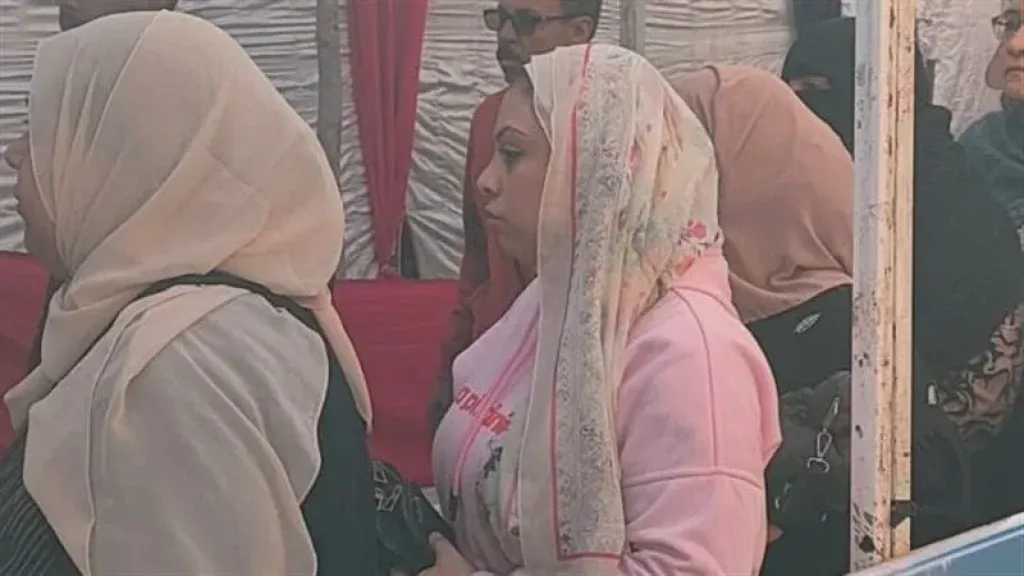 ”نازلين في حب مصر”.. النساء يتقدمن صفوف الناخبين في انتخابات النواب ببولاق الدكرور