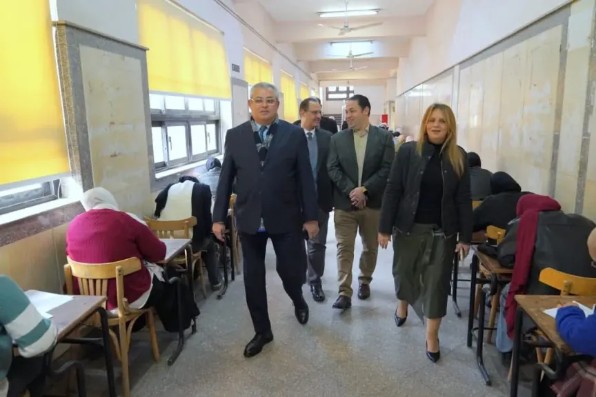 نائب رئيس جامعة عين شمس يتفقد امتحانات الفصل الدراسي الأول بكليات الصيدلة والآداب والحاسبات