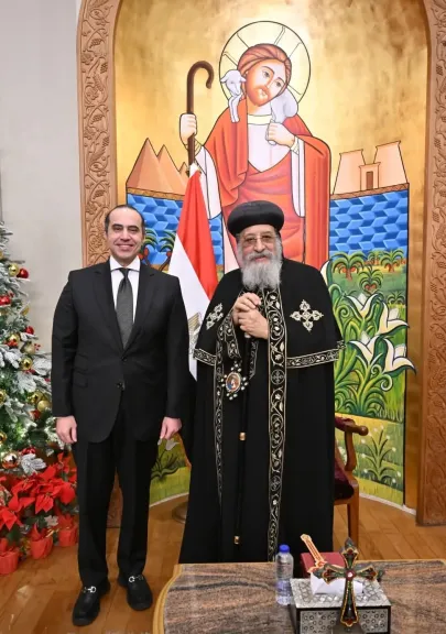 بمقر الكاتدرائية .. وزير الشؤون النيابية يهنئ البابا تواضروس الثاني بعيد الميلاد المجيد