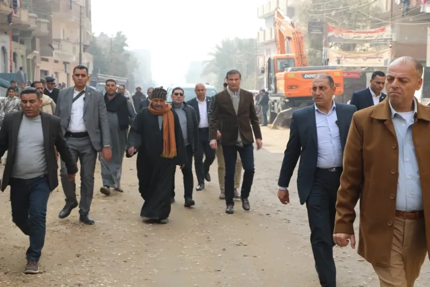 سيرًا على الأقدام.. وزير الزراعة يقطع 2 كيلومتر لمتابعة شكوى مزارع خلال زيارته للفيوم