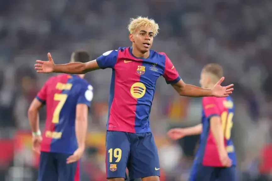 هانز فليك يعلن قائمة برشلونة للسوبر الإسباني