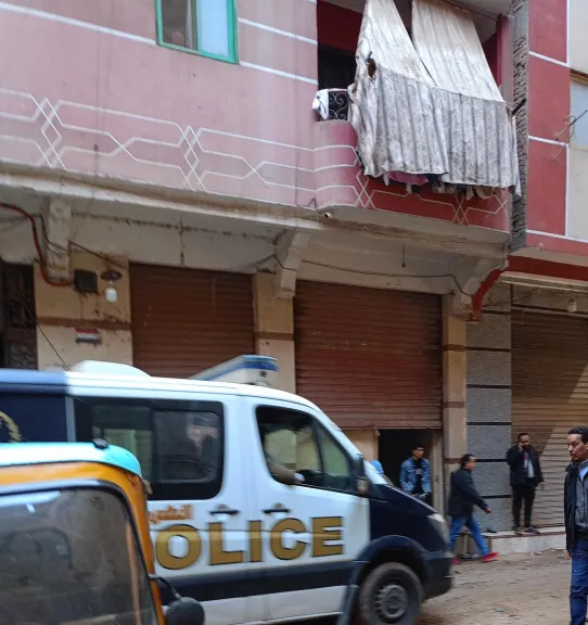 النيابة تعاين موقع حريق أم بيومي لكشف أسبابه.. مصرع أم وطفليها داخل شقة بقليوب