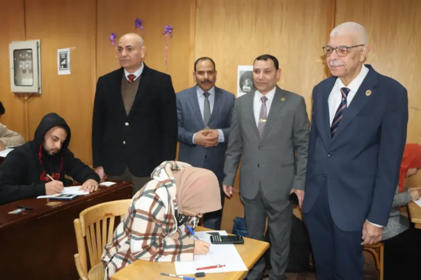 رئيس جامعة المنوفية يتفقد امتحانات كلية العلوم الصحية التطبيقية ويشدد على توفير بيئة امتحانية آمنة ومنضبطة