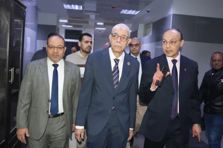 رئيس جامعة المنوفية  يتفقد العيادات الخارجية بالمستشفيات الجامعية  ويؤكد : تطوير الخدمة الطبية وتيسير الإجراءات أولوية