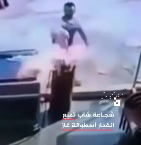مشهد بطولي ترصده كاميرا مراقبة.. شجاعة شاب تمنع كارثة محققة قبل انفجار أسطوانة غاز