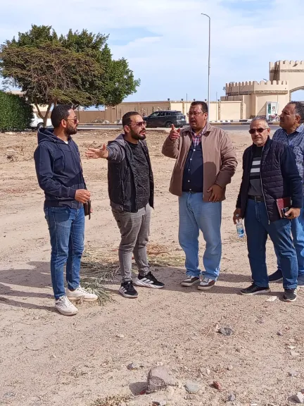 استعدادًا لأعمال الرصف : رئيس مدينة سفاجا يتفقد أعمال النظافة العامة والتطوير