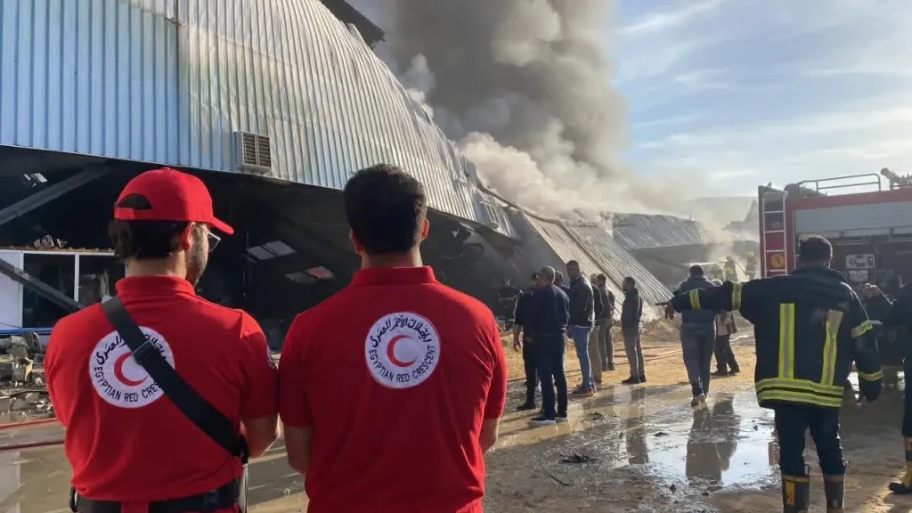 حريق هائل بمصنع بلاستيك في أكتوبر.. الهلال الأحمر يساند الحماية المدنية ويقدم الإسعافات للمصابين