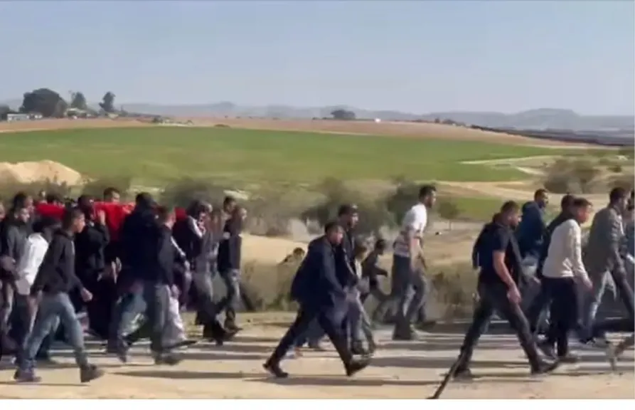 وسط هتافات ضد بن غفير وشرطة الاحتلال.. آلاف يشيّعون جثمان الشهيد محمد حسين في النقب