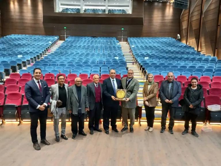 في رحاب «حقوق عين شمس».. نقيب المحامين يشارك في مناقشة دكتوراة حول ”ضمانات تنفيذ أحكام القضاء الإداري”