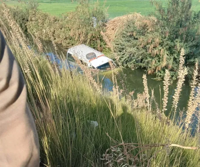 دون إصابات.. انتشال سيارة ميكروباص سقطت داخل ترعة في قنا