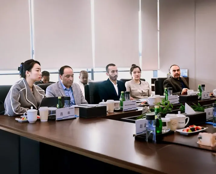 الأمير سلطان بن منصور آل سعود يزور شركة إنفينيكس لبحث آفاق التعاون في الأسواق الناشئة