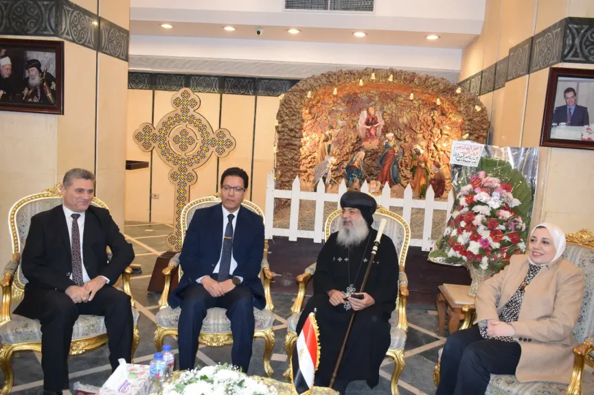 رئيس جامعة بنها يهنئ الأنبا مكسيموس والقس رفيق دويب بعيد الميلاد المجيد
