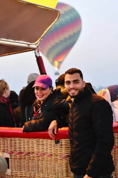 محلقة في سماء الأقصر..  رانيا يوسف في رحلة بالبالون الطائر بصحبة أسرتها