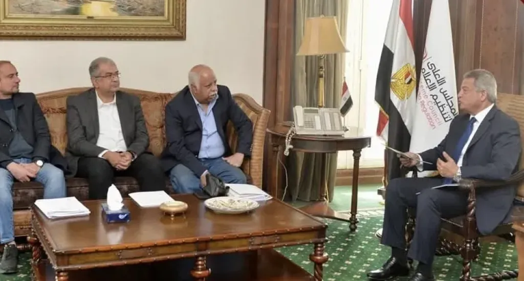 في إطار أعمال اللجنة الرئيسية لتطوير الإعلام.. خالد عبدالعزيز يجتمع بأعضاء لجنة ”صياغة التوصيات النهائية”