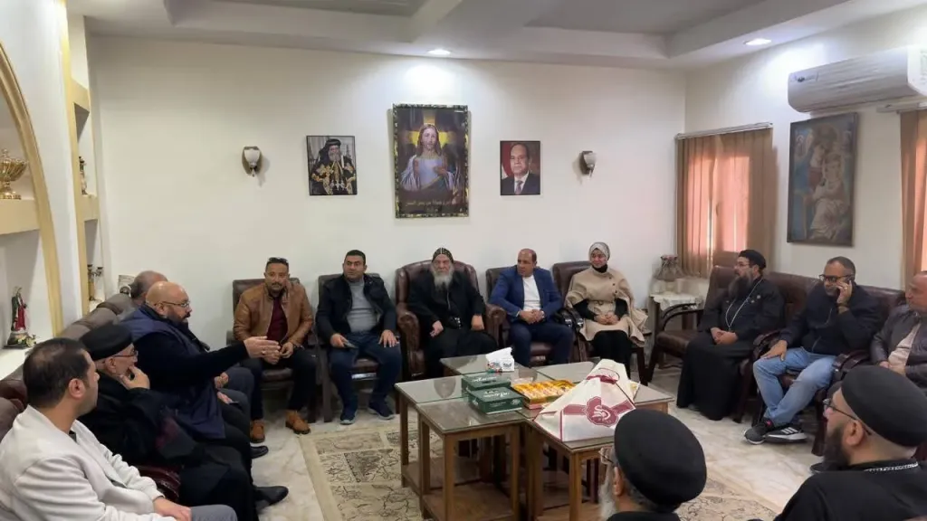 المحبة تجمع الجميع.. رئيس جهاز تنمية العبور يزور كنيسة القديس بولس لتهنئة الأقباط