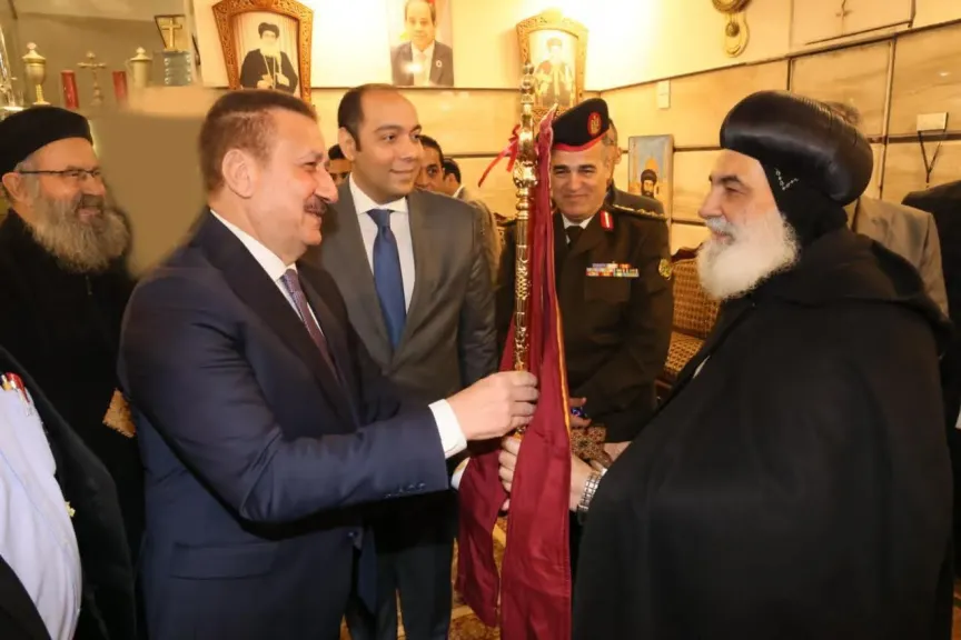 محافظ المنوفية يهدي الأنبا بنيامين هدية تذكارية.. ويؤكد: الأعياد تعزز الوحدة الوطنية