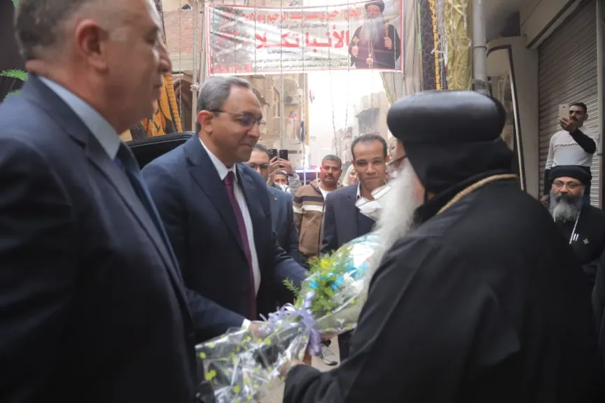 في لفتة إنسانية.. محافظ قنا ومدير الأمن يوزعان الهدايا على الصغار بكاتدرائية مارجرجس بدشنا احتفالًا بالعيد المجيد