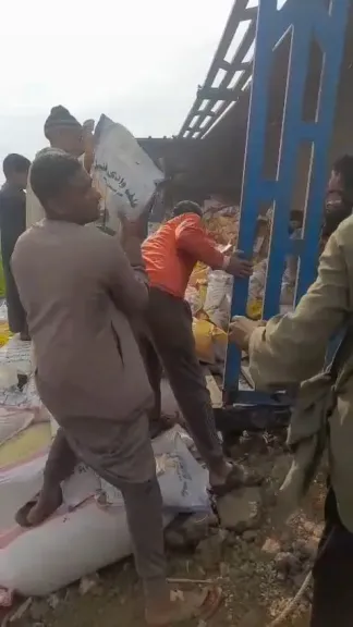 جدعنة الصعايدة.. أهالي دشنا في قنا ينتشلون سائق وينقذوا بضاعته بعد انقلاب سيارة نقل محملة أعلاف