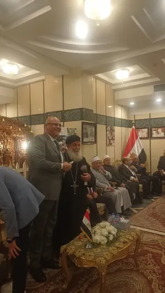 «أنا عاوز العيدية».. مطران بنها وقويسنا يوزع هدايا عيد الميلاد على محافظ القليوبية ومدير الأمن