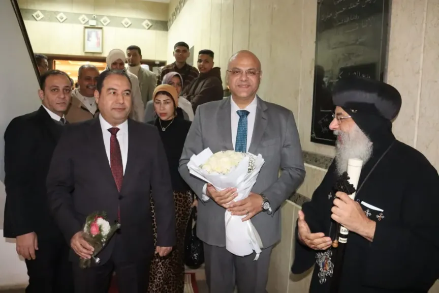 محافظ القليوبية ومدير الأمن يقدمان التهنئة بعيد الميلاد المجيد بالكنيسة المطرانية ببنها
