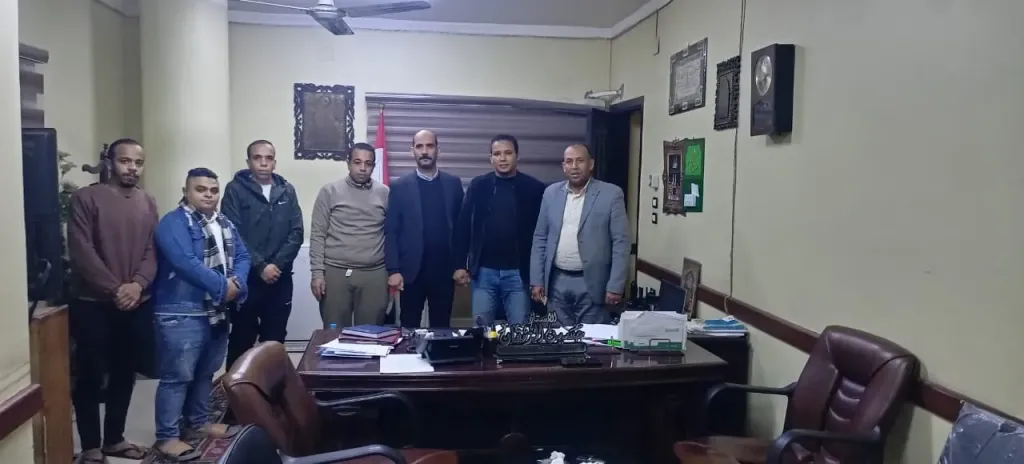 بعد فيديو التوبيخ.. عمال مطعم الطعمية يلتقون برئيس مدينة نجع حمادي في قنا: قدم لينا كل التسهيلات للترخيص