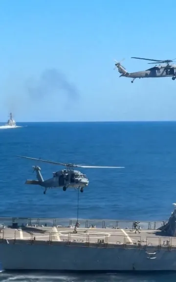 عاجل | الصور الأولى لعملية إنزال قوات أمريكية على ناقلة نفط روسية