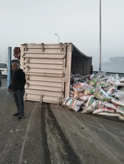 إنقلاب مفاجئ لتريلا قبل كوبري قها.. وإصابة سائق وتباع