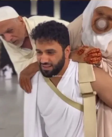مشهد يهز القلوب في الحرم المكي.. شاب يحمل والديه معا ويخطف أنظار الجميع