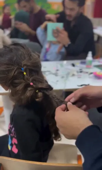 نشاط غير تقليدي.. معلمون يستخدمون تمشيط الشعر لتقوية العلاقة بين الآباء والأبناء