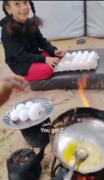 فرحة من قلب المعاناة.. سعادة طفلة من غزة عند رؤية البيض لأول مرة منذ عامين