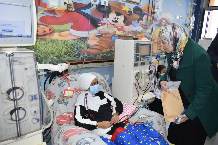 في مشهد إنساني مؤثر.. نائب رئيس جامعة بنها بين أطفال الغسيل الكلوي بالمستشفى الجامعي