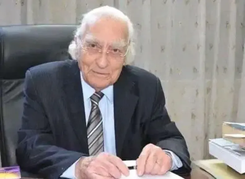 بين النعي والاتهام.. جدل فلسفي وأخلاقي يشعل فيسبوك بعد وفاة مراد وهبة