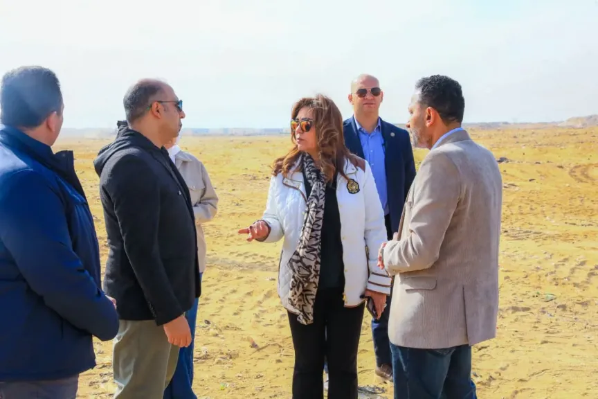 استجابة لشكاوى الأهالي.. منال عوض توجه بغلق مقلب العبور نهائيًا