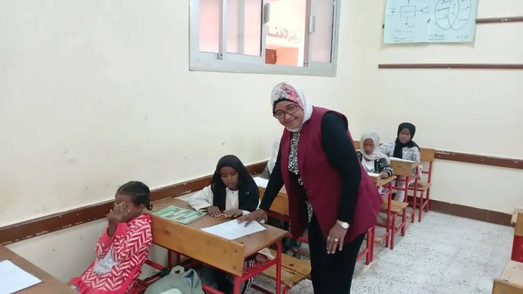 وكيل التعليم  بالبحر الأحمر تتفقد لجان الامتحانات بمدن حلايب وشلاتين