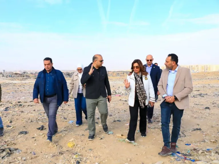 زيارة مفاجئة وقرار صادم.. وزيرة التنمية المحلية تأمر بغلق مقلب العبور