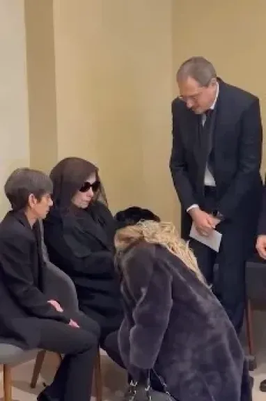 على خطى ماجدة الرومي.. مادونا تنحني لتقبيل يد فيروز في عزاء نجلها هلي الرحباني