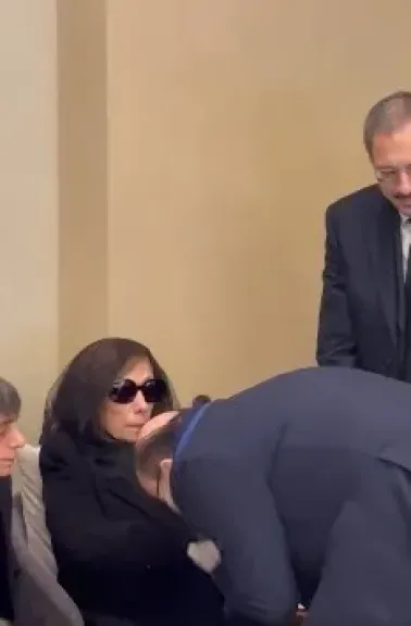 برغم الخلافات على الإرث الفني.. أسامة الرحباني يقبل يد فيروز خلال عزاء نجل عمه هلي الرحباني