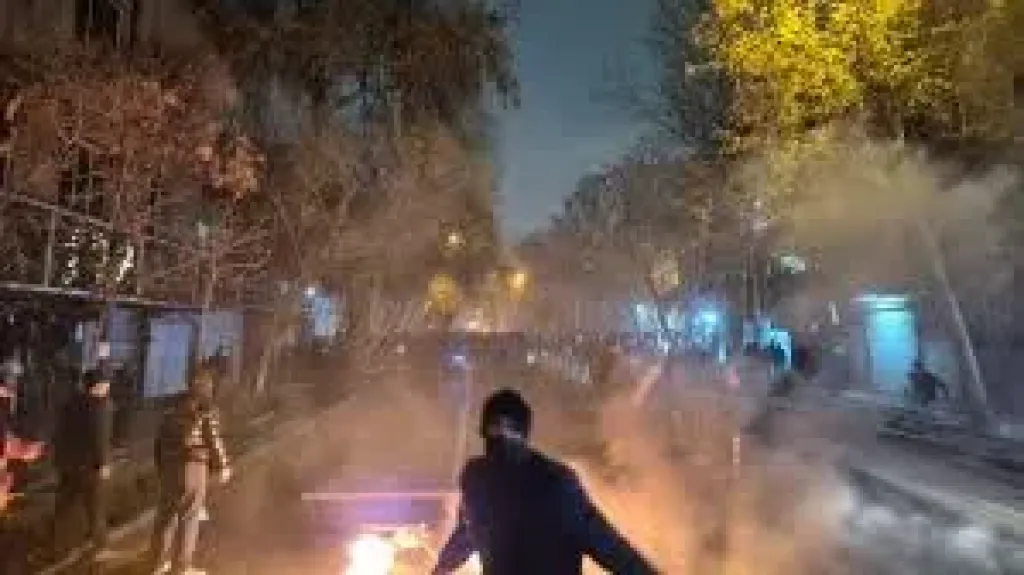 إيران على حافة الانفجار الشامل: انهيار تاريخي للعملة ورسائل إسقاط من واشنطن