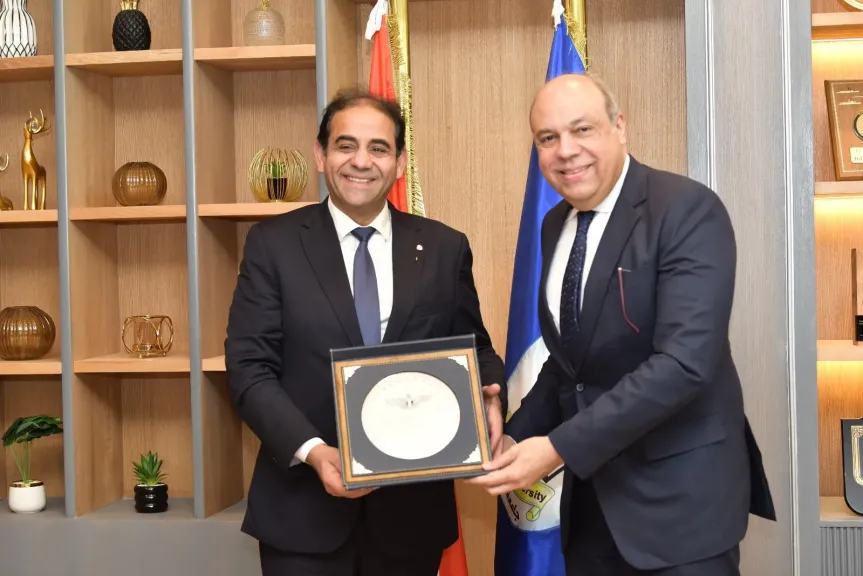 وزير الطيران المدني يشارك في مناقشة رسالة دكتوراه بجامعة بورسعيد حول التحول الرقمي في مصر للطيران