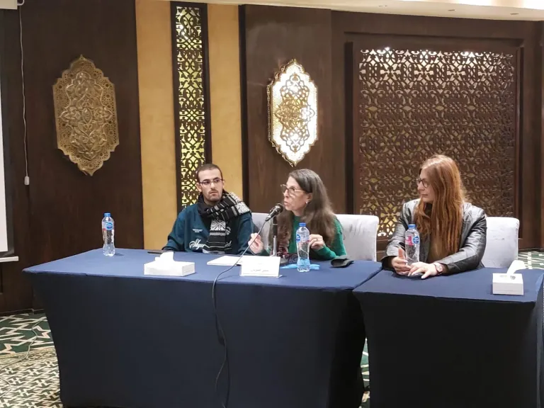 فريق عمل «كيما اليوم» في ندوة مهرجان المسرح العربي: نقدم مسرحًا يقاوم بالحب والأمل