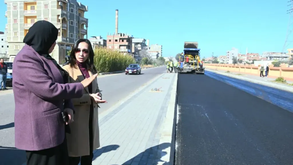 محافظ البحيرة تتفقد أعمال رصف طريق ”كورنيش دمنهور - زاوية غزال” بتكلفة 12 مليون جنيه