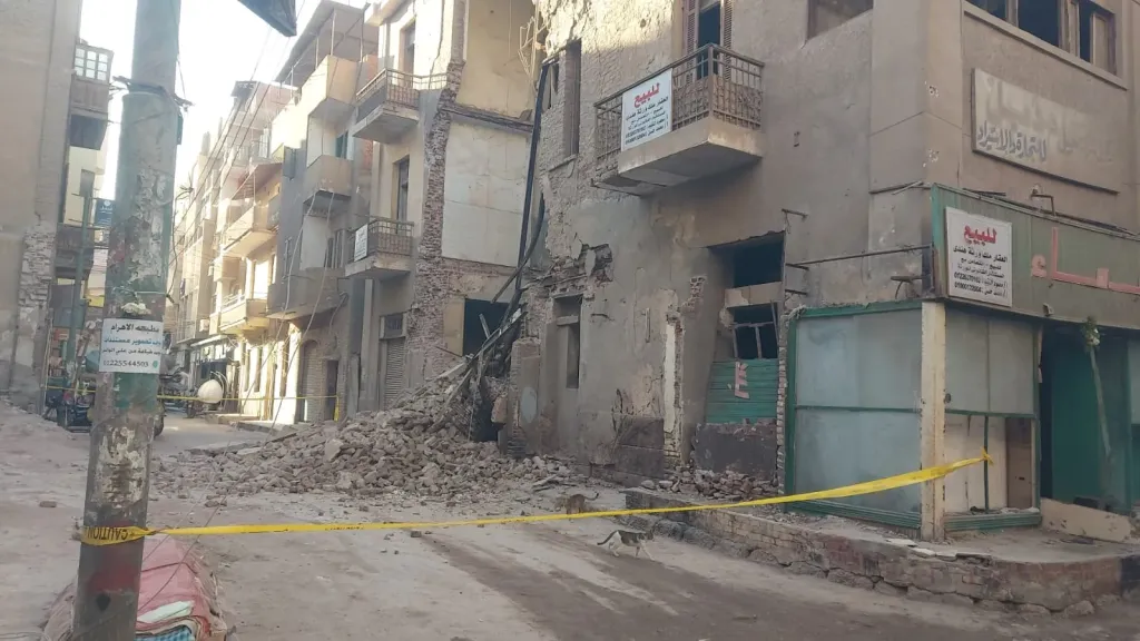 محافظ القليوبية يتحرك فورًا بعد انهيار جزئي لعقار قديم ببنها.. ويأمر بتشكيل لجنة فنية
