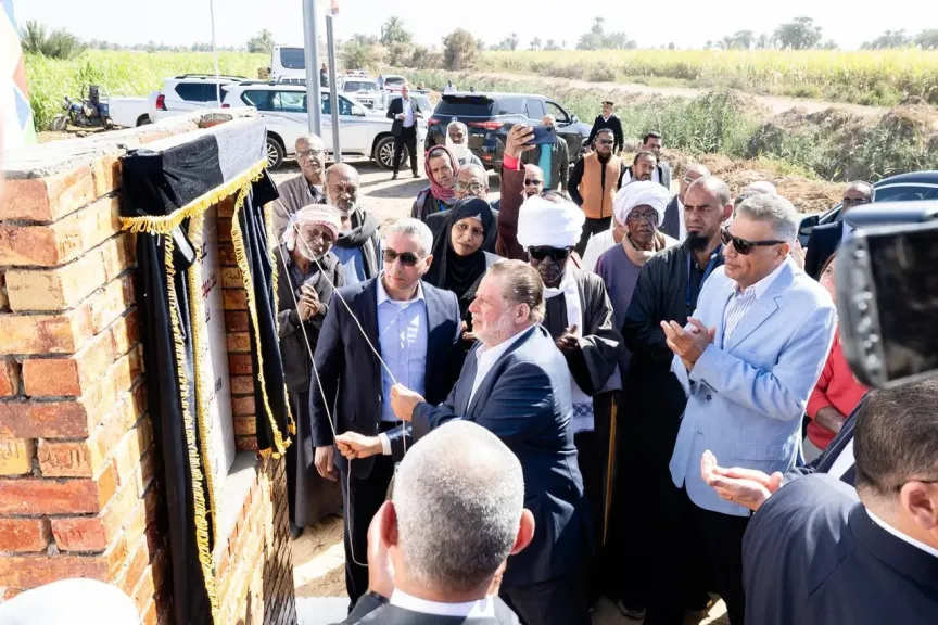 محافظ البنك المركزي ووزير الزراعة يتفقدان عدد من القرى المستفيدة من مشروع دعم صغار المزارعين بمحافظة أسوان