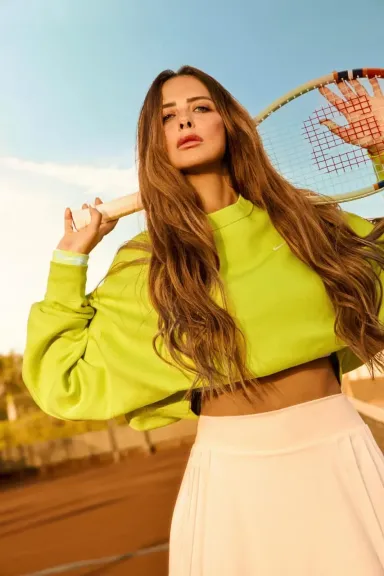 ريم مصطفى بإطلالة رياضية في ملعب التنس تجمع الأناقة والحيوية قبل عرض فن الحرب