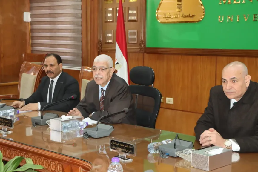 رئيس جامعة المنوفية يعقد اجتماعًا موسعًا مع منسقي الوحدات النوعية لتعزيز التسويق الأكاديمي ودعم الخريجين والطلاب الوافدين