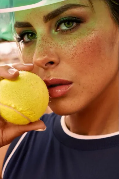 ريم مصطفى بإطلالة رياضية في ملعب التنس تجمع الأناقة والحيوية قبل عرض فن الحرب