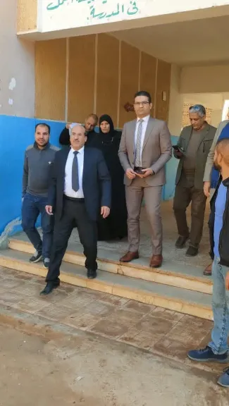 سقط من دور مرتفع .. معاينة فريق النيابة الادارية تكشف تفاصيل جديدة في حادث سقوط تلميذ بمدرسة في أسيوط