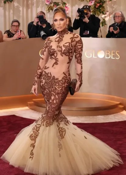 جينيفر لوبيز تتألق بفستانها الكلاسيكي في جولدن جلوب