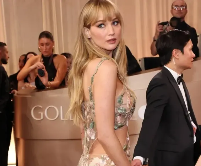 جينيفر لورانس تتألق بفستان وردي شفاف  في جولدن جلوب